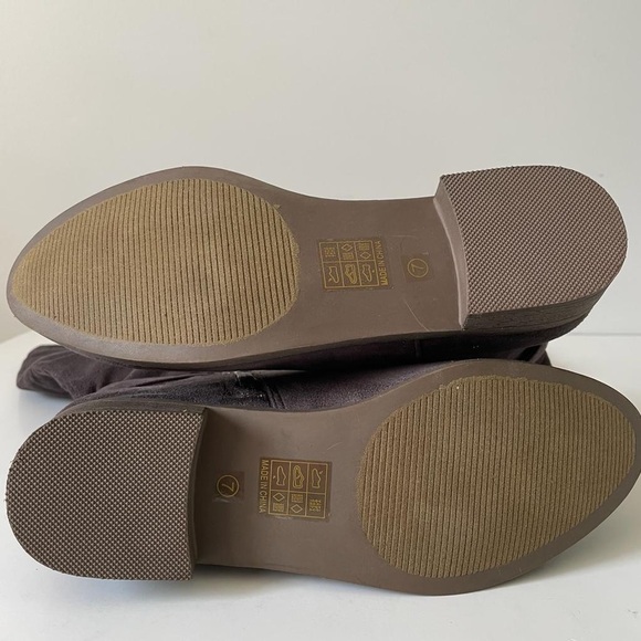 Nib Journee Collection Cate Extra Wide Calf Knee High Boots in Grey Faux Suede - Picture 10 of 11